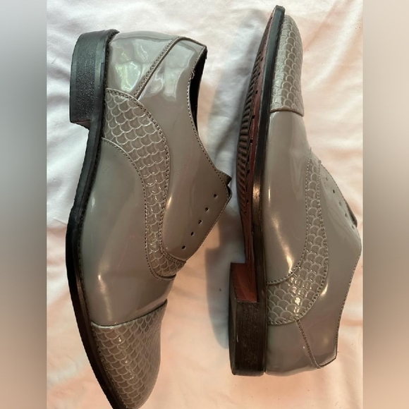 Shoes - Picture 7 of 8